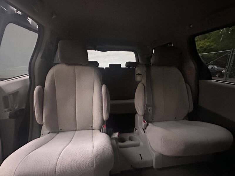 2013 Toyota Sienna LE 8-Passenger
