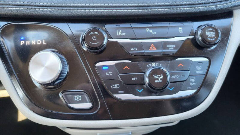 2024 Chrysler Pacifica Plug-In Hybrid Select