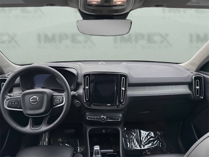 2025 Volvo XC40 B5 Plus Dark Theme