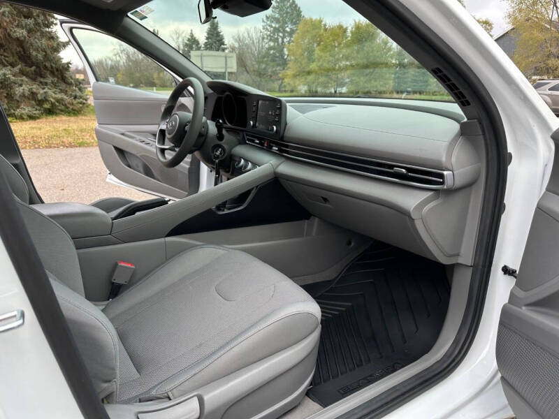 2022 Hyundai Elantra SE