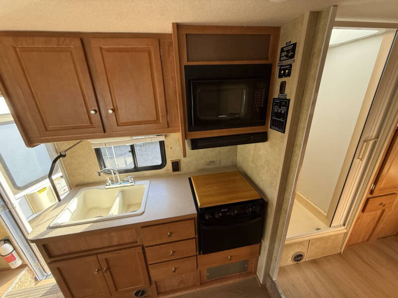 2008 Winnebago Access 26’ With Slide Low Mile