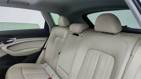 2022 Audi e-tron quattro Premium