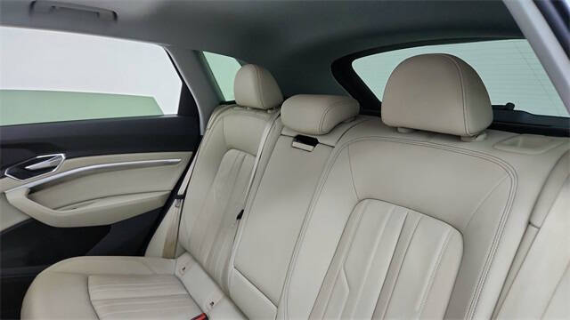 2022 Audi e-tron quattro Premium