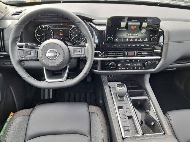 2024 Nissan Pathfinder SL