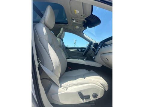 2019 Volvo XC60 T8 eAWD Momentum