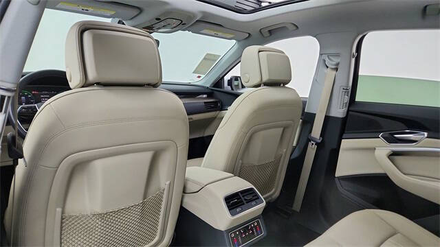 2022 Audi e-tron quattro Premium