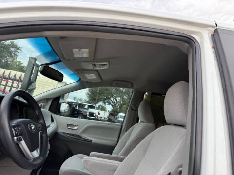 2017 Toyota Sienna LE 8-Passenger