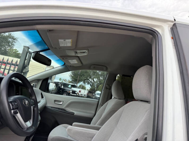 2017 Toyota Sienna LE 8-Passenger