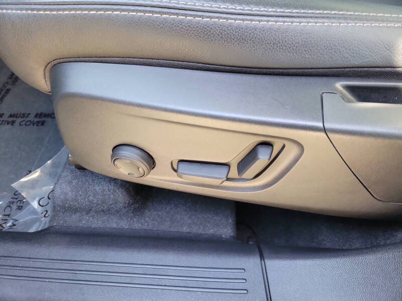 2024 Volvo XC40 B5 Plus Dark Theme