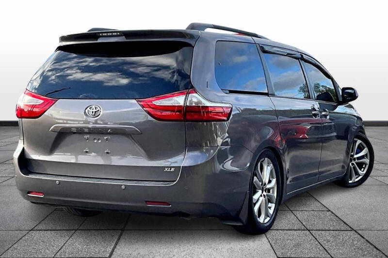 2017 Toyota Sienna XLE 7-Passenger Auto Access Seat