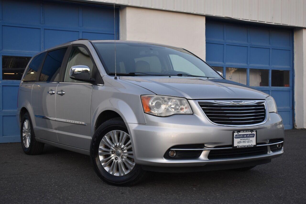 2012 Chrysler Town and Country Limited 4dr Mini Van
