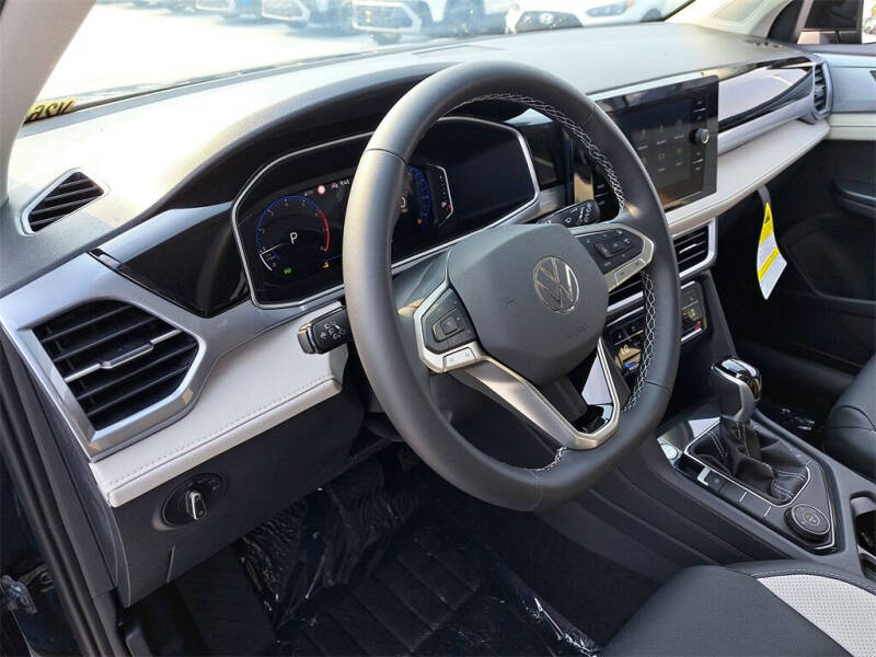 2025 Volkswagen Taos SEL 4Motion