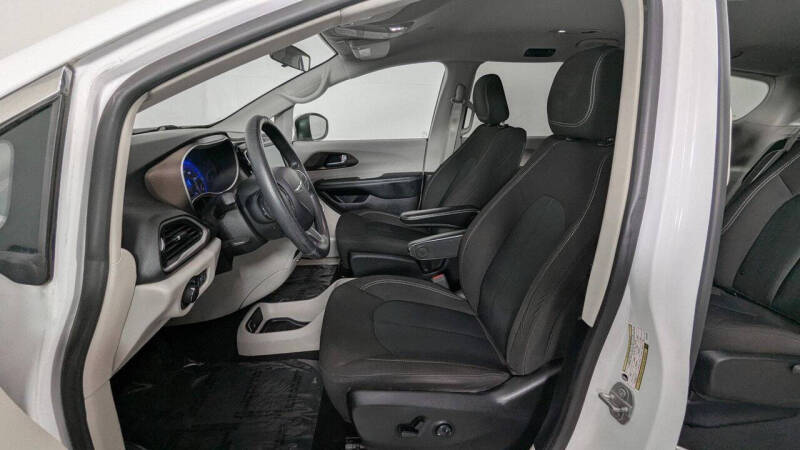 2020 Chrysler Voyager LX