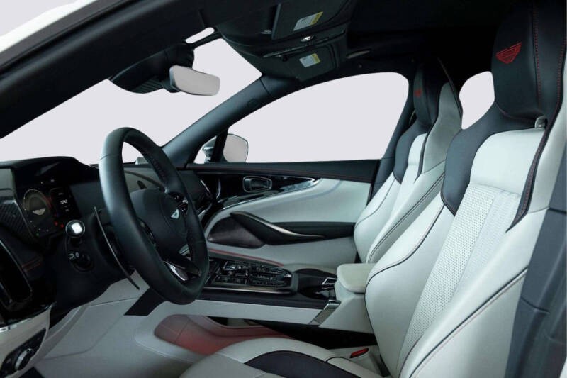 2025 Aston Martin DBX 707