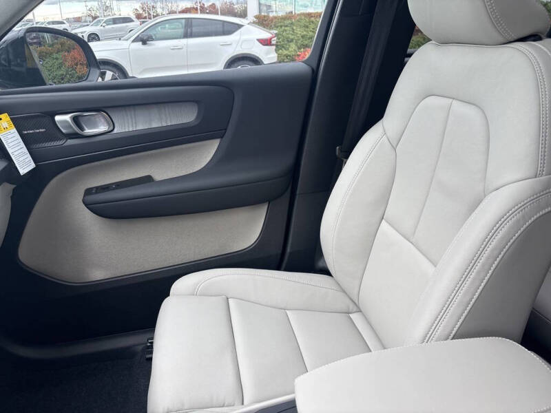 2026 Volvo XC40 B5 Plus