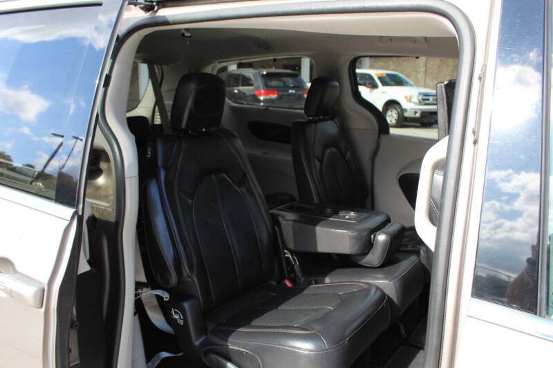 2017 Chrysler Pacifica Touring-L Plus