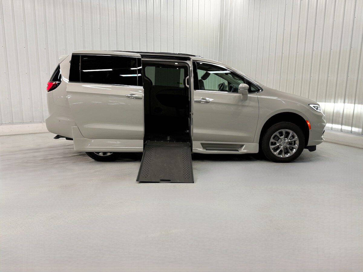 White 2021 Chrysler Pacifica Touring L Touring L 4dr Mini-Van 1