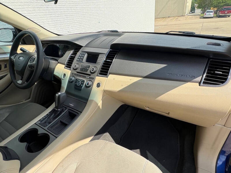 2013 Ford Taurus SE