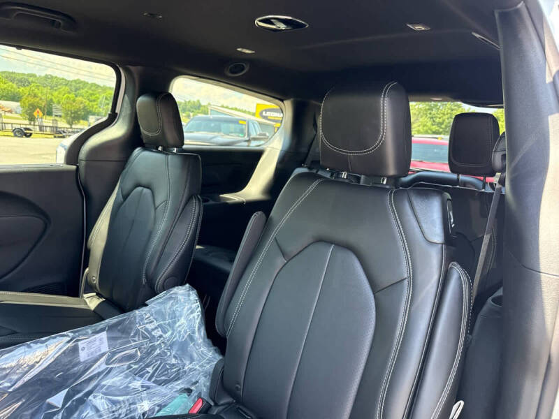 2027 Chrysler Pacifica Select