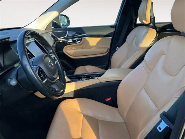 2016 Volvo XC90 T6 Momentum