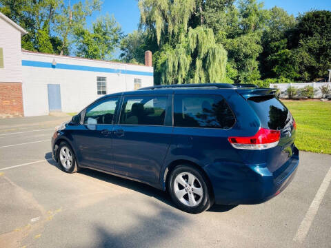 2011 Toyota Sienna LE 7-Passenger Auto Access Seat