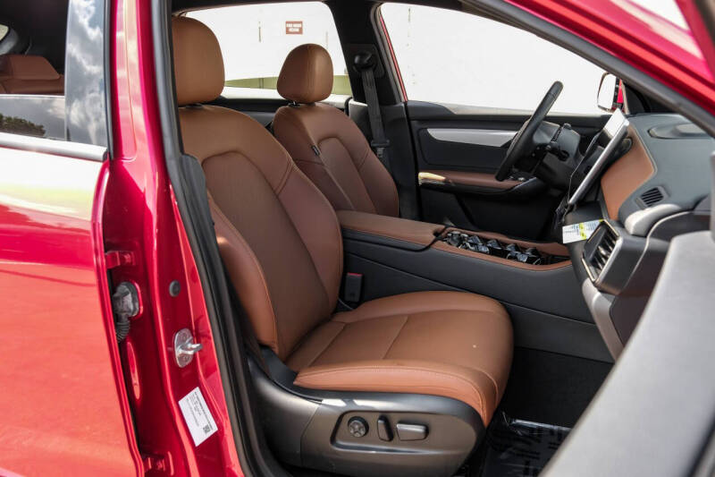 2024 VinFast VF8 Plus
