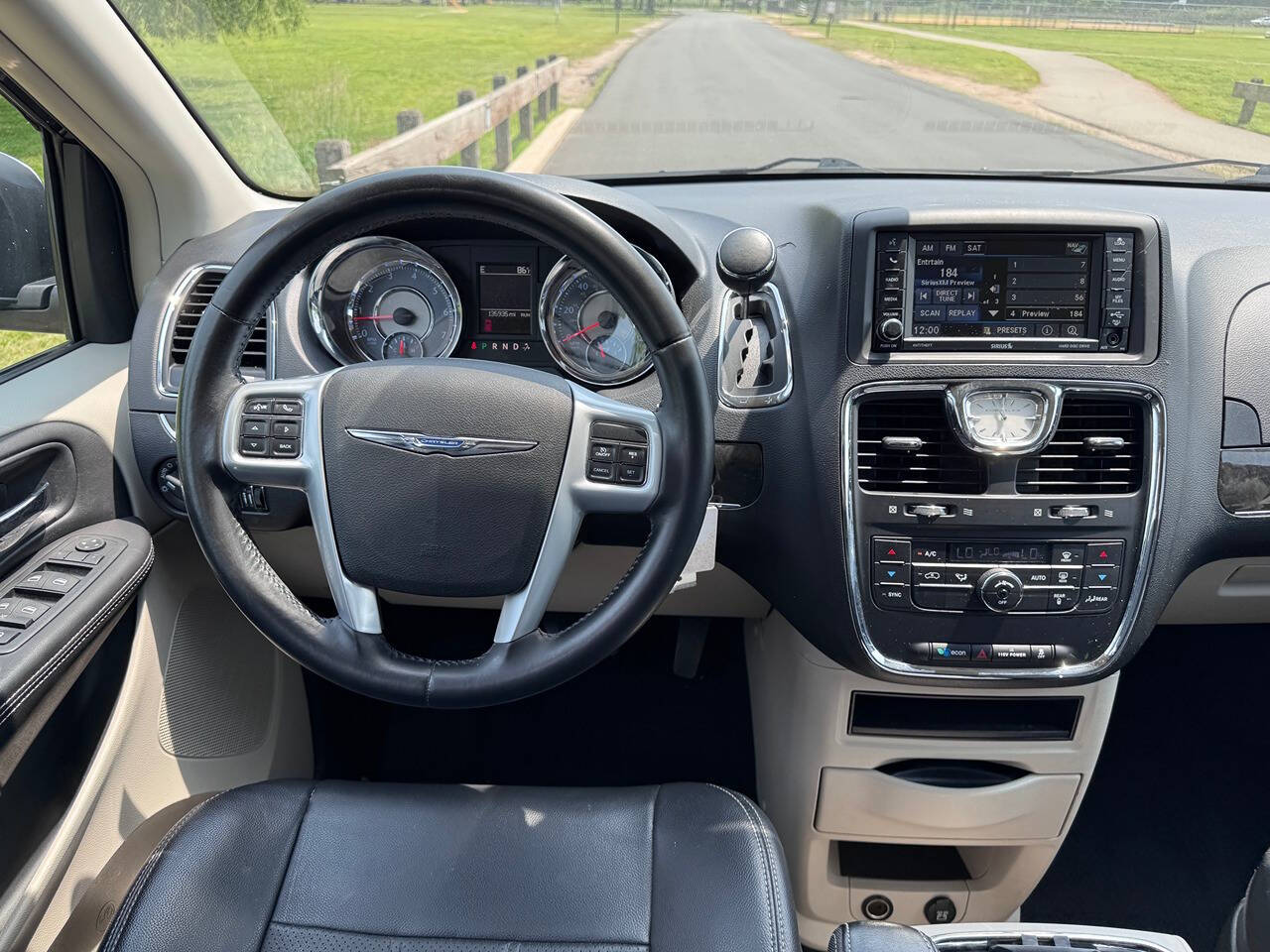 2014 Chrysler Town and Country 32