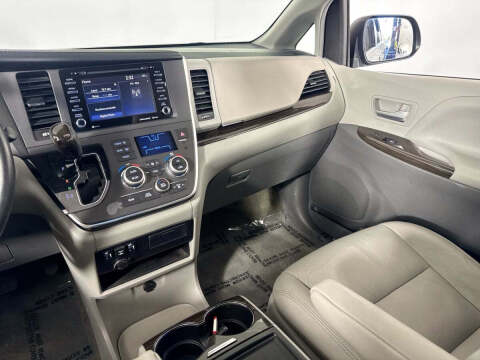 2018 Toyota Sienna XLE 8-Passenger