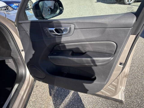 2025 Volvo XC60 B5 Core Dark Theme