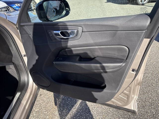 2025 Volvo XC60 B5 Core Dark Theme