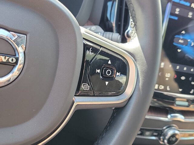 2024 Volvo XC60 B5 Plus Dark Theme