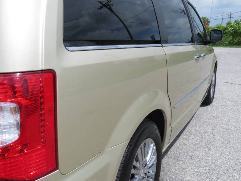 2011 Chrysler Town & Country Limited - Photo 37