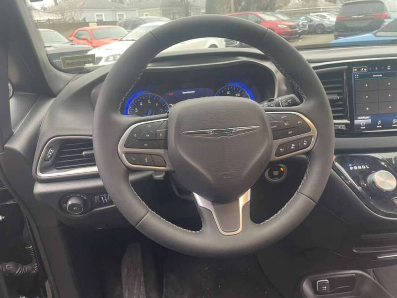 2025 Chrysler Pacifica Select