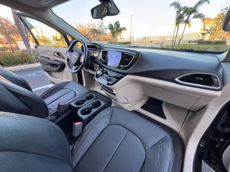 2017 Chrysler Pacifica Touring-L