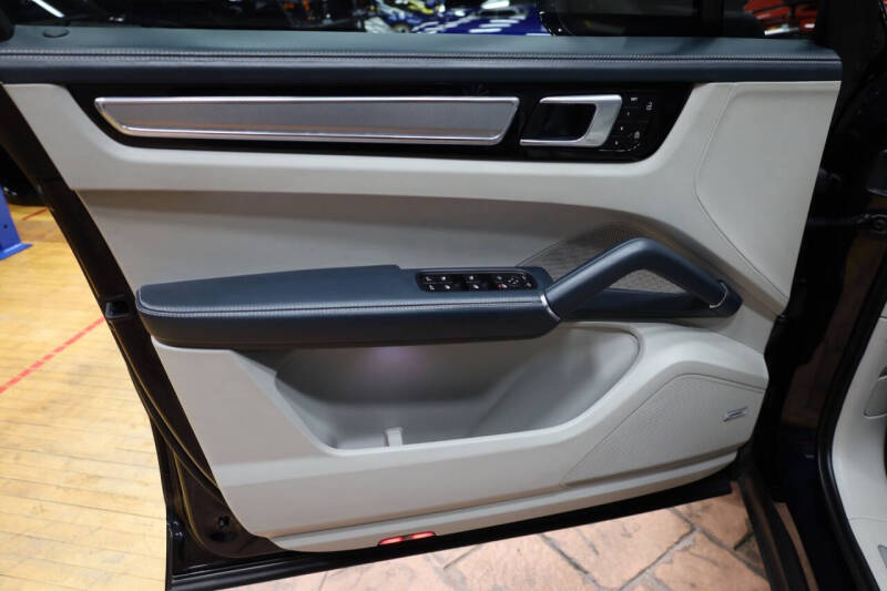 2023 Porsche Cayenne Platinum Edition