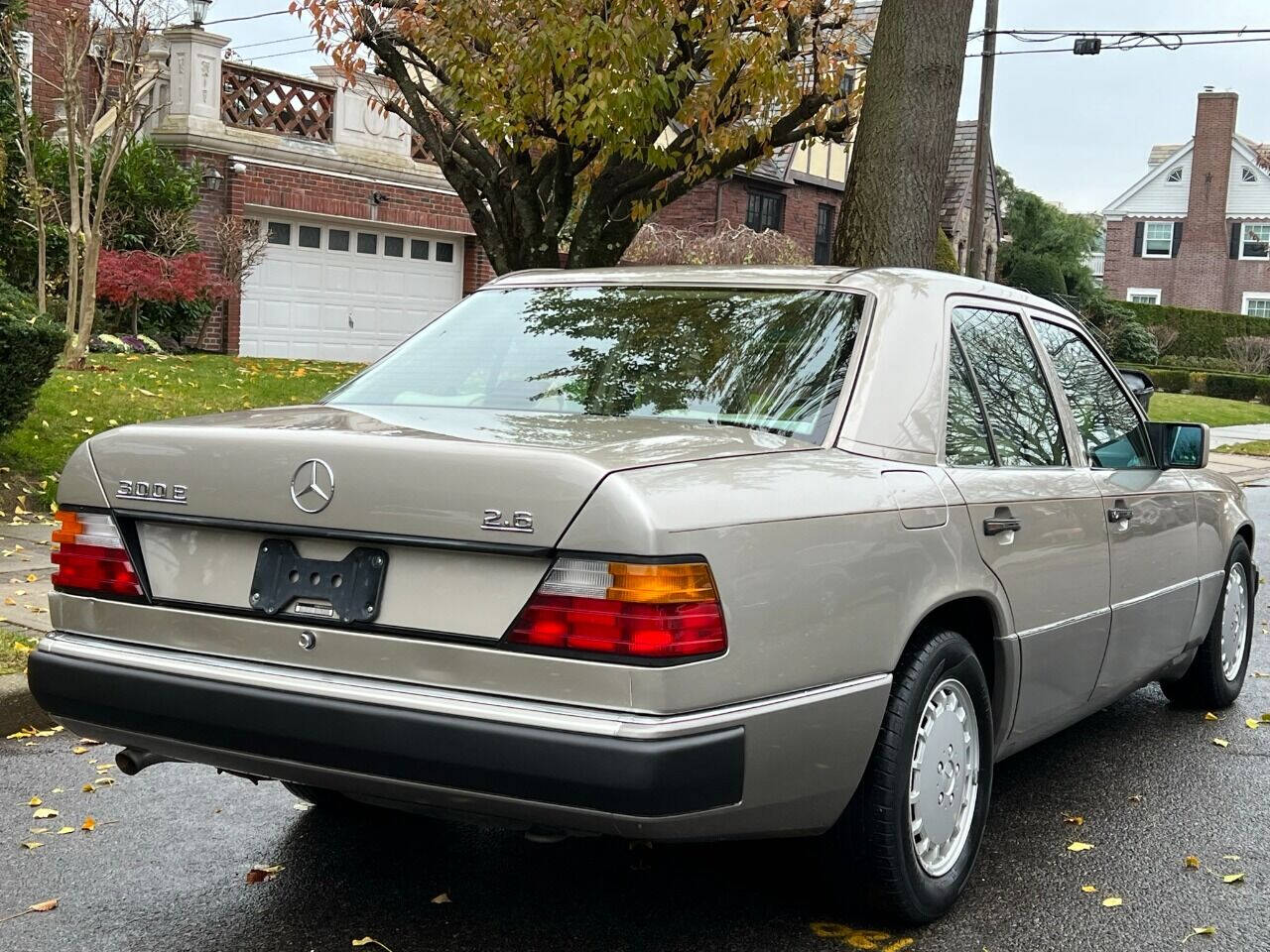 1990 Mercedes-Benz 300-Class  - $6,900