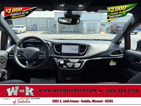 2027 Chrysler Pacifica Select