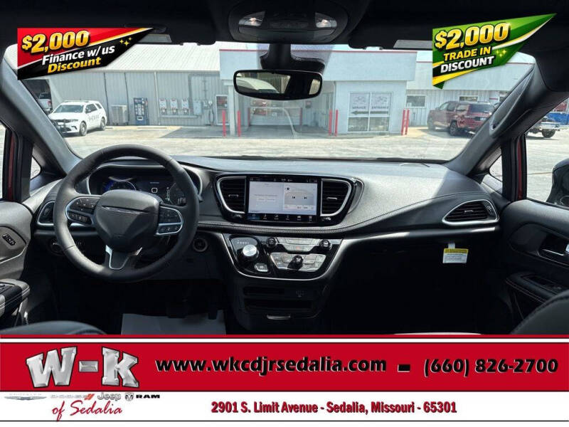 2027 Chrysler Pacifica Select