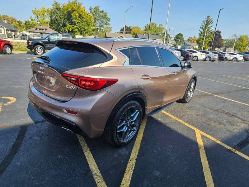 2017 INFINITI QX30 Premium photo 8