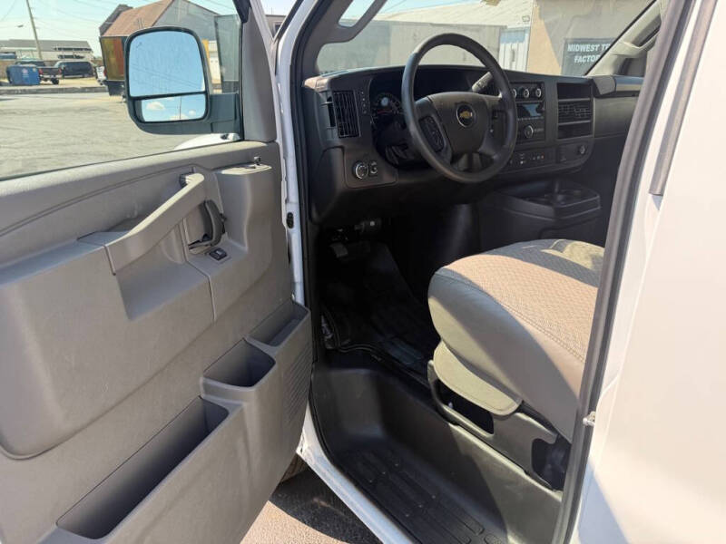 2025 Chevrolet Express Passenger LT - Photo 18