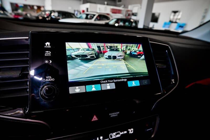 2022 Honda Pilot Touring w/Rear Captain's Chairs