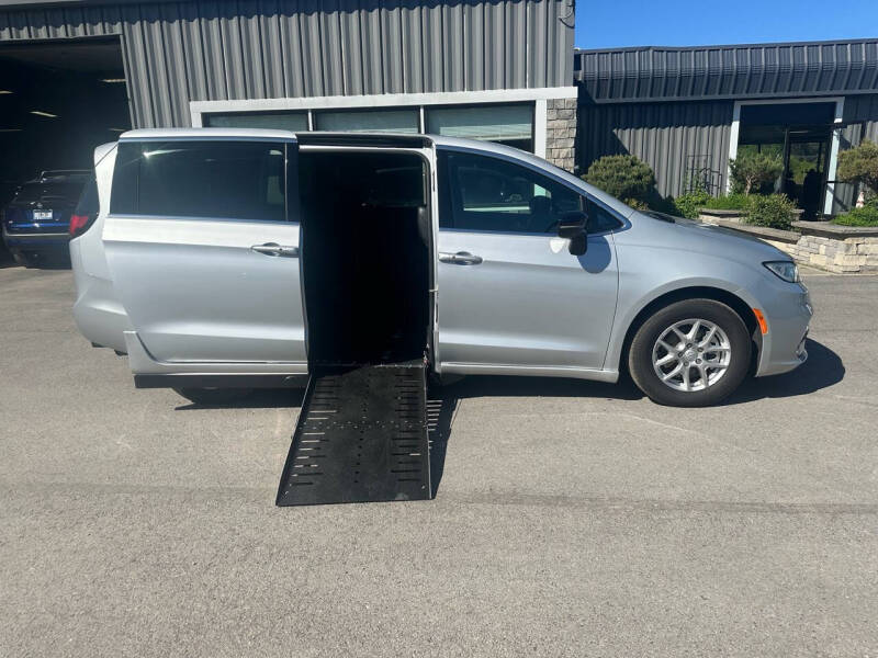 2026 Chrysler Pacifica Select