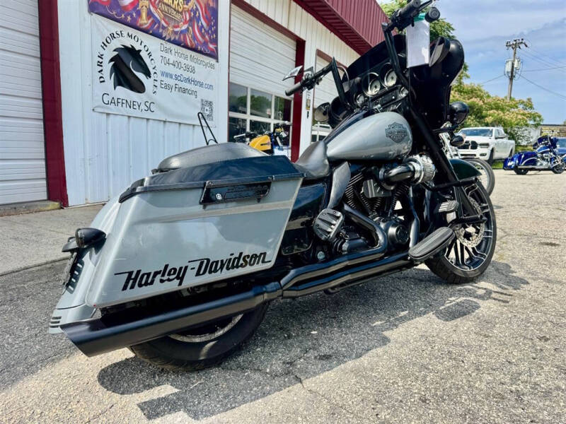 2010 Harley-Davidson FLHX -