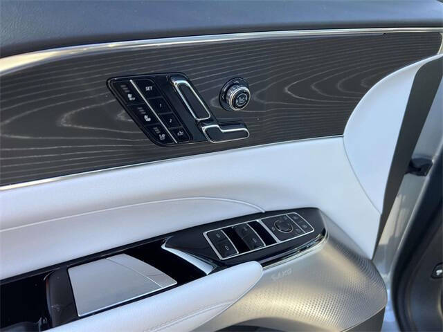 2024 Cadillac LYRIQ Luxury 2