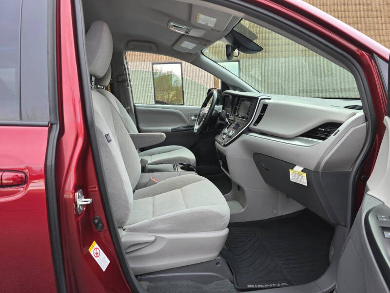 2019 Toyota Sienna LE Mobility 7-Passenger