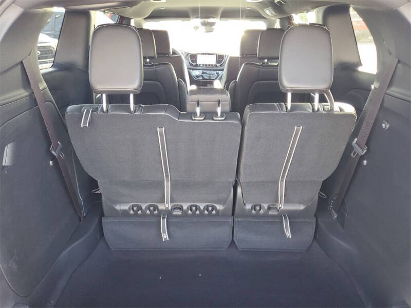 2025 Chrysler Voyager LX