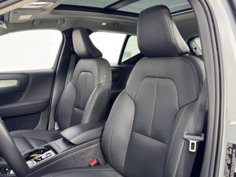 2024 Volvo XC40 B5 Plus Bright Theme