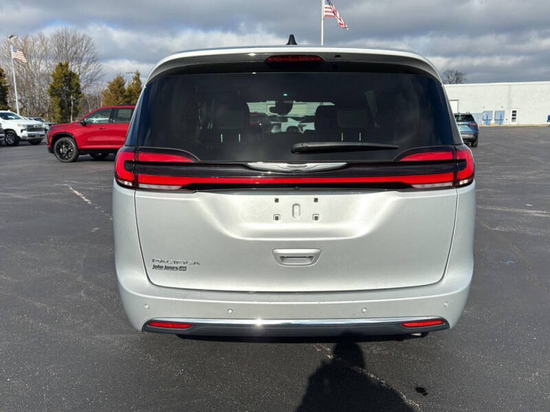2024 Chrysler Pacifica Touring L