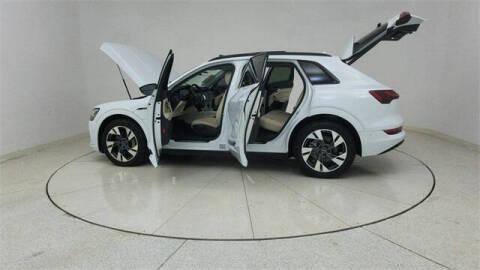 2022 Audi e-tron quattro Premium