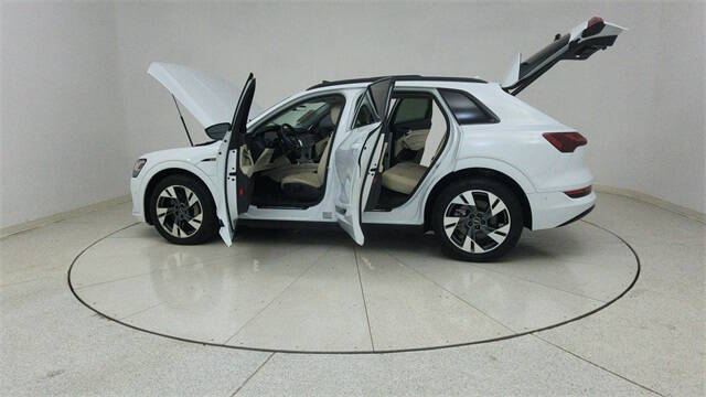 2022 Audi e-tron quattro Premium